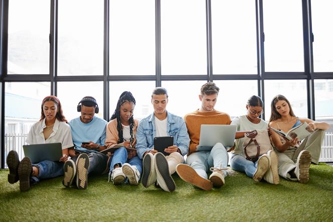 kids-sitting-wall-laptops